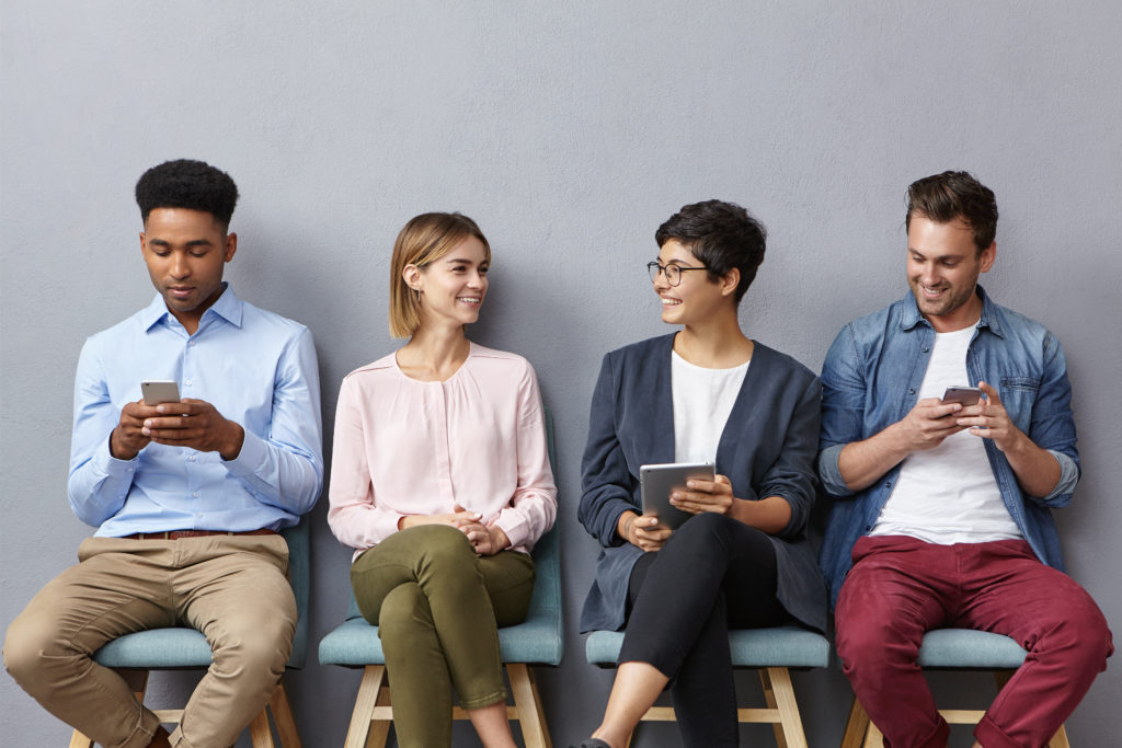 Quatro pessoas esperando para serem chamado para a entrevista de emprego